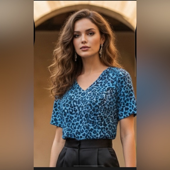 Lilly Pulitzer Tops - Lilly Pulitzer Etta Tee Blue Leopard Print size XXS